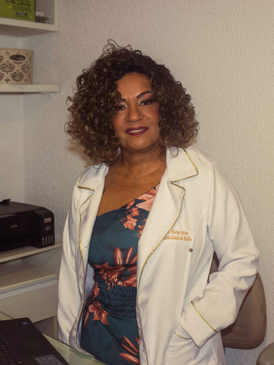 Débora Bispo Amorim, de jaleco branco, em seu consultório